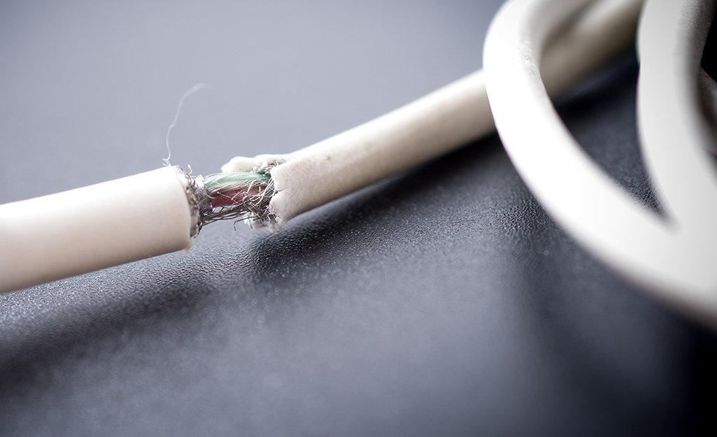 broken-power-cable-2626011