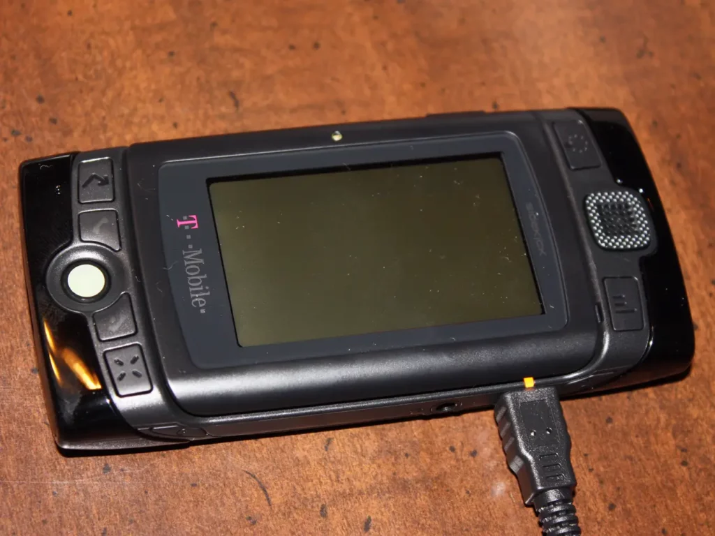 sidekick-mobile-phone-2002-2304340